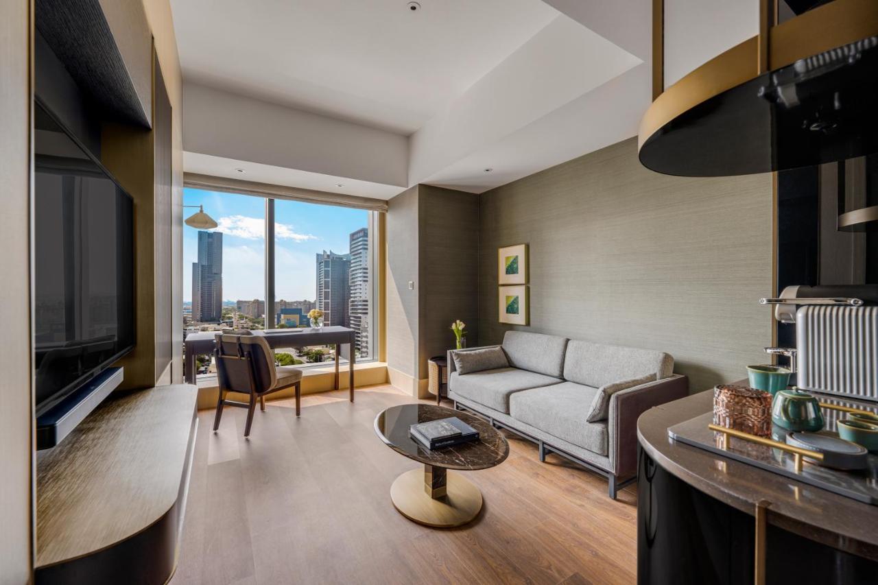 Отель Intercontinental Kaohsiung By Ihg Экстерьер фото A suite at The Ritz-Carlton, Osaka