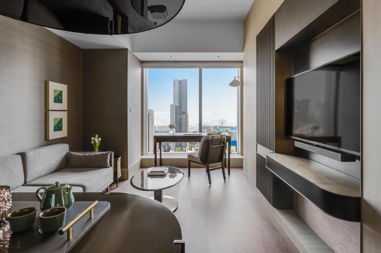 Отель Intercontinental Kaohsiung By Ihg Экстерьер фото A suite at the hotel
