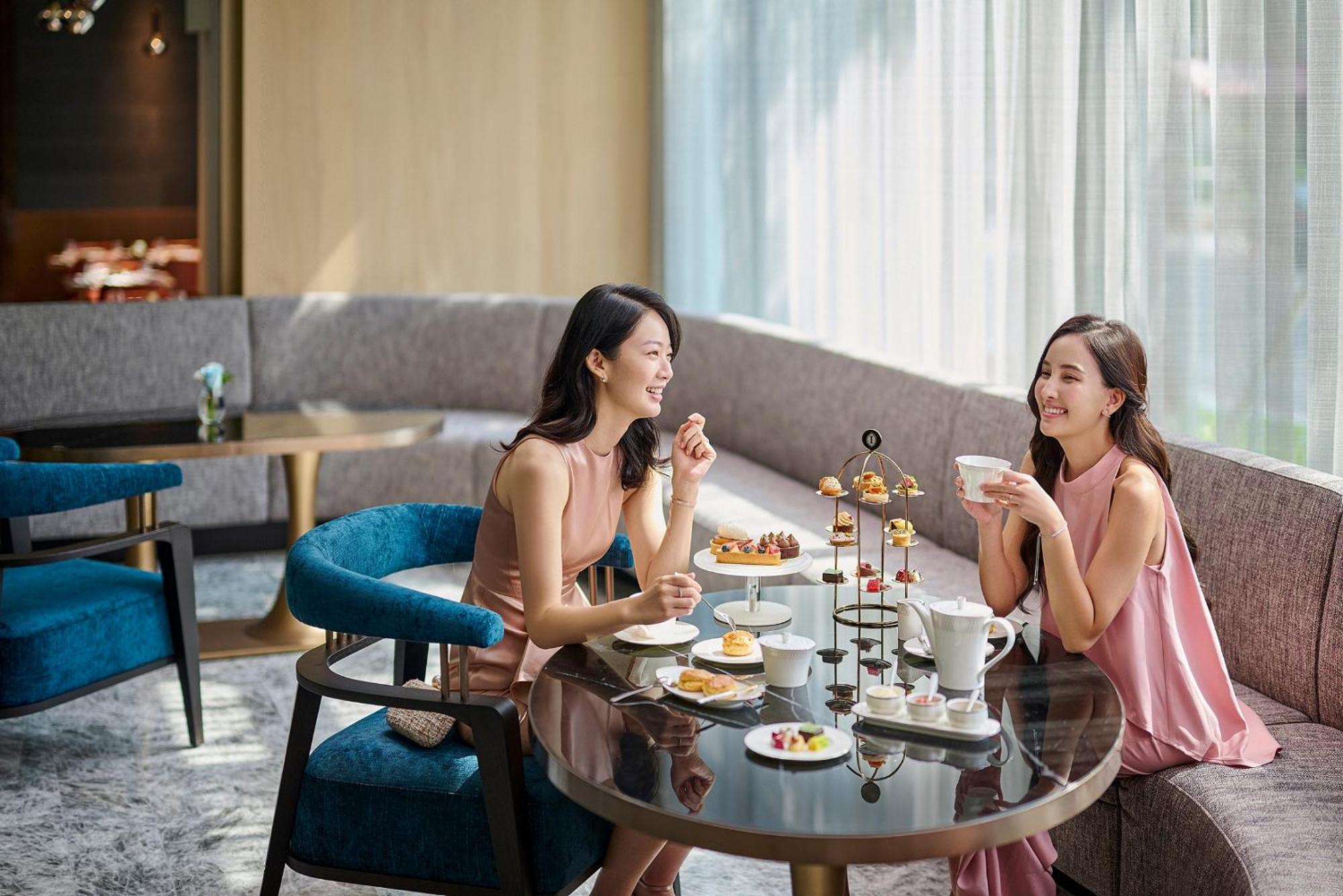 Отель Intercontinental Kaohsiung By Ihg Экстерьер фото Afternoon tea at The Lounge, The Landmark, Hong Kong