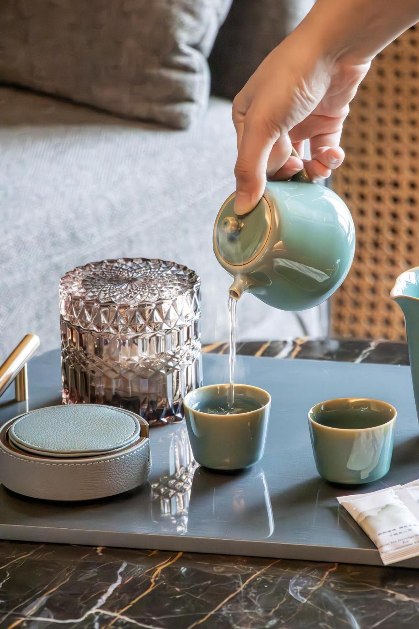 Отель Intercontinental Kaohsiung By Ihg Номер фото Tea being poured into a teacup