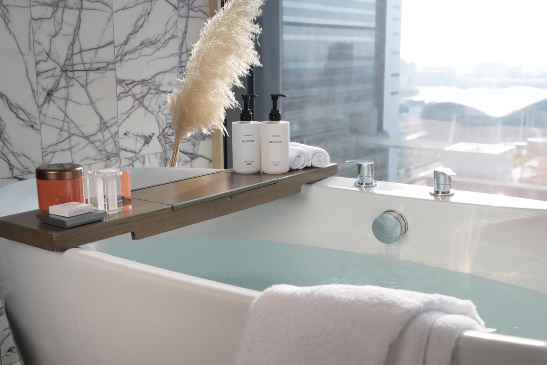 Отель Intercontinental Kaohsiung By Ihg Экстерьер фото A modern bathtub