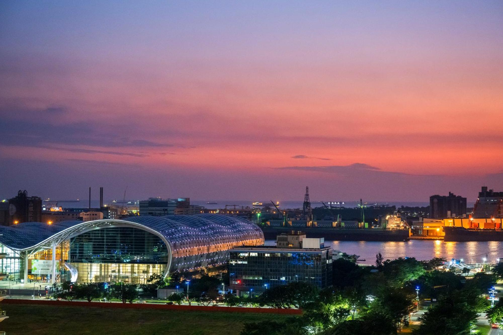 Отель Intercontinental Kaohsiung By Ihg Экстерьер фото View of the city